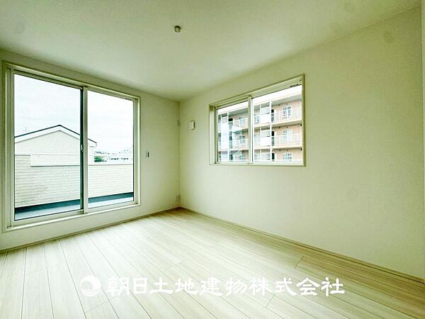 【居室】爽やかな空間演出とセンス良く纏められた室内は良質な寛ぎ空間。そこで暮らす大切な人達のことを考え造りこんだ空間は日々の生活に安らぎを与えてくれます。