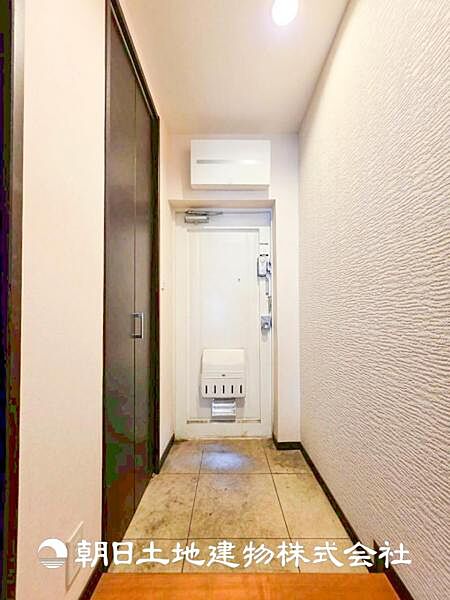 【玄関】家族の帰り、遊びに来る友人、知人を優しく迎え、温もりに満ちた生活空間を予感させる。帰りたい家がここにあります。