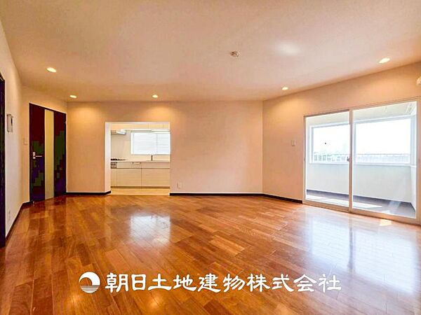 【リビング】1日の中で最も長い時間を過ごすことになるリビングだからこそ、いつも笑顔があふれる空間であるように。広々とした空間から幸せな未来を。