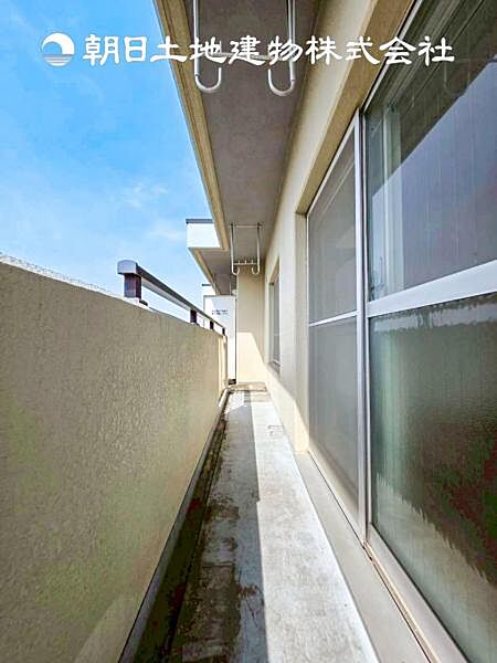 【バルコニー】広々としたバルコニースペース。日々のお洗濯もはかどります。陽当たりの良いバルコニー。お洗濯も良く乾きます。
