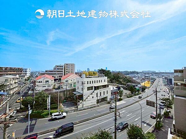 【眺望】温かい太陽を感じる事ができるのは、目の前に遮るものが無いから。彼方に広がる風景が絵画のように広がります。