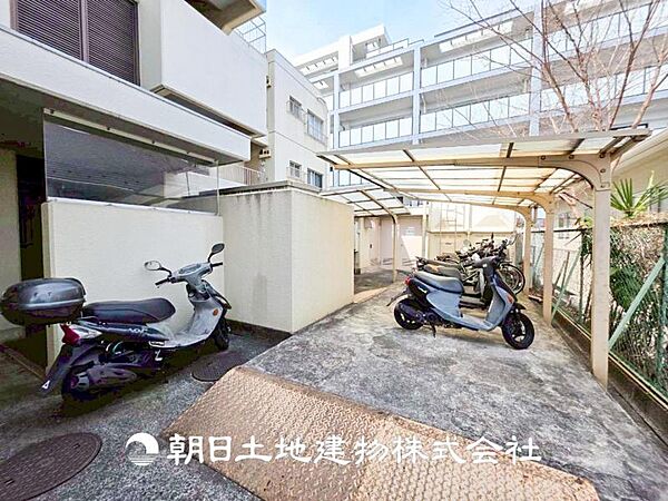 【バイク置き場】 敷地内駐車スペース。日々の暮らしにも大切なスペースです。