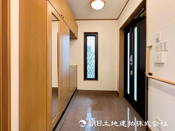 【玄関】高級感漂う玄関と廊下。大好きなご家族の帰り、遊びに来てくれる友人を優しく迎える・優しさに満ちた生活空間を演出します。ハッピーな生活を予感させます。