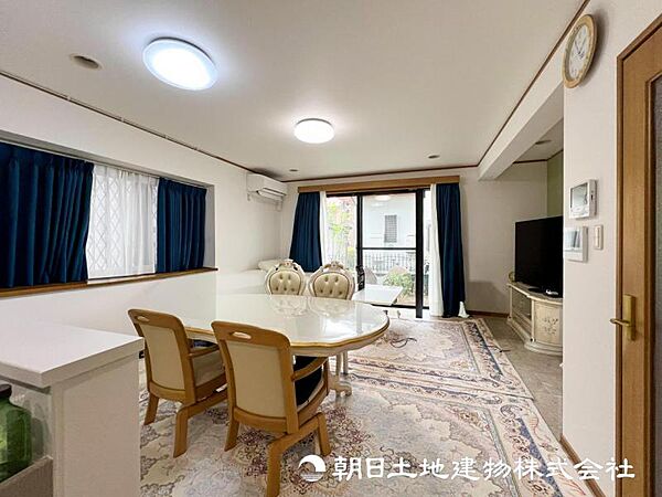 【リビング】開放的で明るい空間が広がるLDK。リビングには暖かな太陽が降り注ぎ、爽やかな住空間です。お友達を呼んでお茶をしたり、一緒に料理を楽しみながら楽しい時間を。