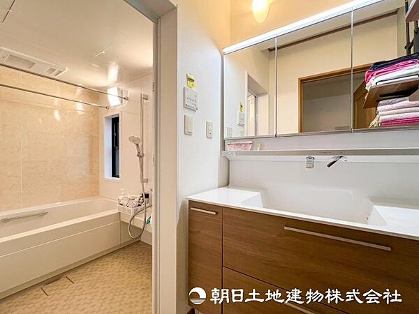 【洗面化粧台】広々とした洗面化粧台はたっぷり収納もさる事ながら、身だしなみチェックや歯磨きなど、朝の慌ただしい時間でも心に余裕とゆとりを作ってくれます。