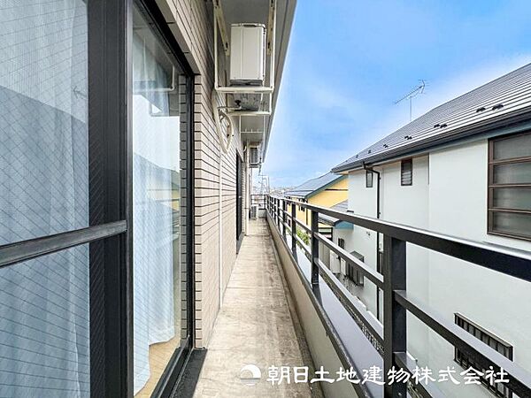 【バルコニー】温かい太陽を感じる事ができるのは、目の前に遮るものが無いから。彼方に広がる風景が絵画のように広がります。