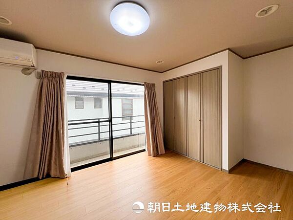 【居室】爽やかな空間演出とセンス良く纏められた室内は良質な寛ぎ空間。そこで暮らす大切な人達のことを考え造りこんだ空間は日々の生活に安らぎを与えてくれます。