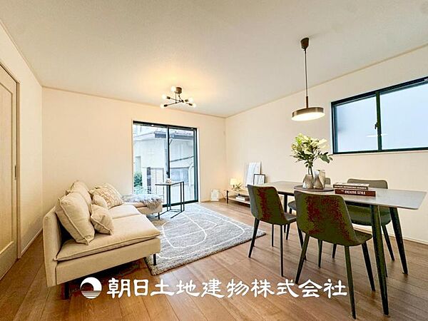 【リビング】大切なご家族、招いた友人と過ごすひと時を溢れる光が優しく包み込む空間。大切な人とともに、心穏やかに過ごすひととき。家族との時間、自分の時間を大切にできる空間を作りました。
