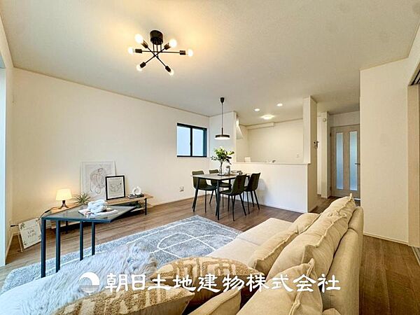 【リビング】開放的で明るい空間が広がるLDK。リビングには暖かな太陽が降り注ぎ、爽やかな住空間です。お友達を呼んでお茶をしたり、一緒に料理を楽しみながら楽しい時間を。