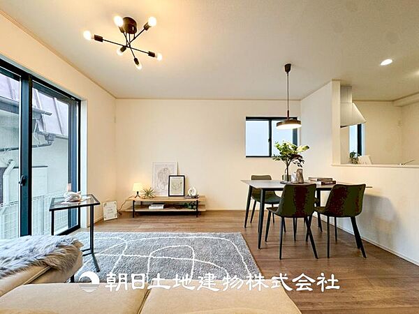 【リビング】1日の中で最も長い時間を過ごすことになるリビングだからこそ、いつも笑顔があふれる空間であるように。広々とした空間から幸せな未来を。