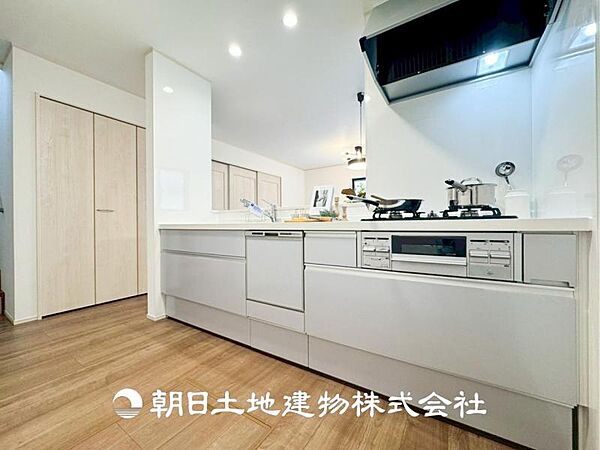 【キッチン】仲良しなご夫婦、お子様、みんなでお料理ができる程の贅沢なスペースを実現したキッチンとなっております。みんなで作った料理を召し上がりながらの会話は盛り上がること間違いなしです。