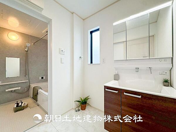 【洗面化粧台】広々とした洗面台は、日々の身だしなみチェックや歯磨きなど、朝の慌ただしい時間でも心に余裕とゆとりを作ってくれます。今日も1日頑張ろう。そう思える場所でありたいと思っています。