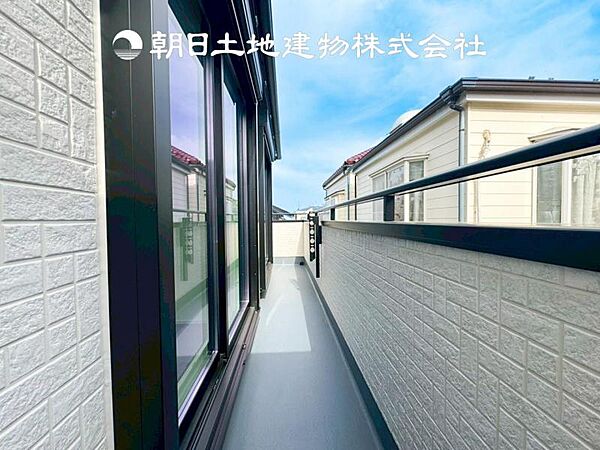 【バルコニー】温かい太陽を感じる事ができるのは、目の前に遮るものが無いから。彼方に広がる風景が絵画のように広がります。