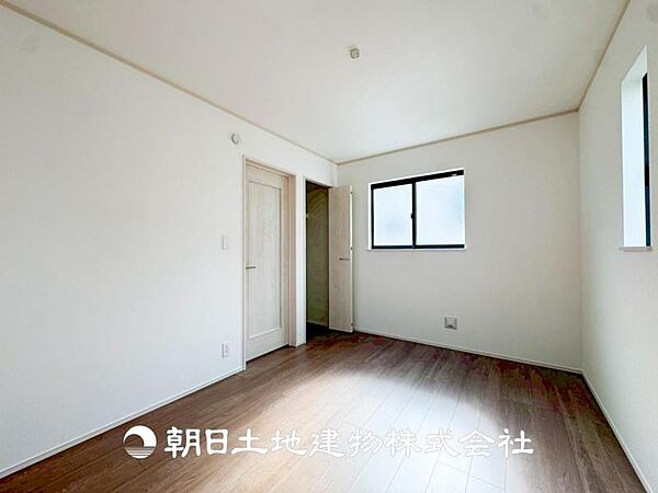 【居室】爽やかな空間演出とセンス良く纏められた室内は良質な寛ぎ空間。そこで暮らす大切な人達のことを考え造りこんだ空間は日々の生活に安らぎを与えてくれます。