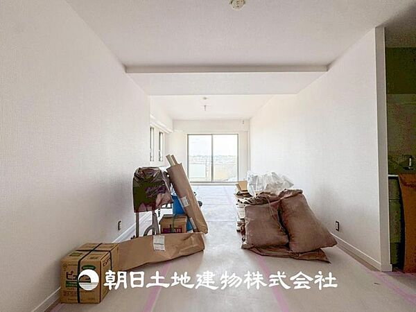 【ダイニング】温かい色合いのフローリングと清々しい爽やかなクロスが明るい空間を創り出しているダイニングキッチン。ゆっくりと過ごす空間に相応しく、ここで楽しむ時間が家族や友人との絆をより深めてくれそうで