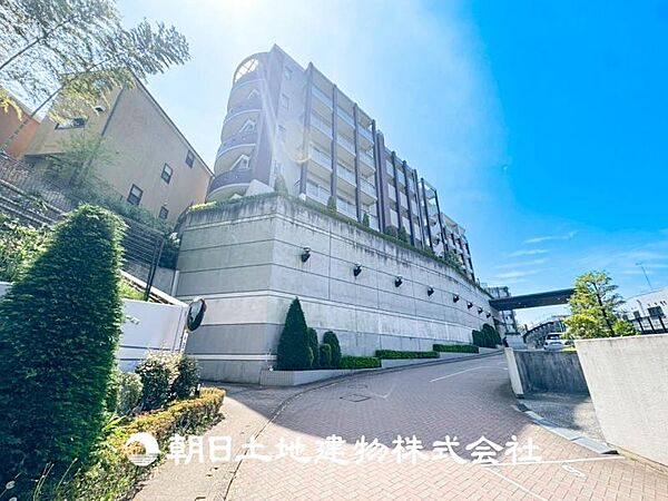 【外観写真】表現された空間はたくさんの光を浴び、風を感じ、暮らしの時間を豊かにしてくれます。デザインされた空間と競い合うかのような充実した建物と共に大切な家族の思い出を刻んでいきます。