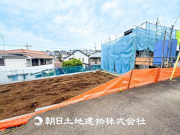 【前面道路】前面道路は閑静な住宅地をはしる車通りの少ない道路。車の出し入れが苦手なママや小さなお子様にも安心です。