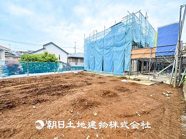 【外観写真】直線的なフォルムと落ち着いた色合いが、都会的な雰囲気を演出しています。