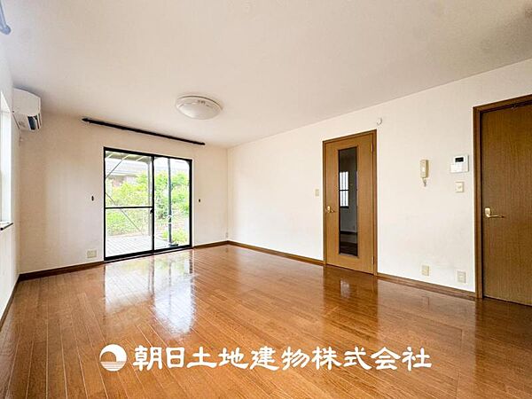 【リビング】大切なご家族、招いた友人と過ごすひと時を溢れる光が優しく包み込む空間。大切な人とともに、心穏やかに過ごすひととき。家族との時間、自分の時間を大切にできる空間を作りました。