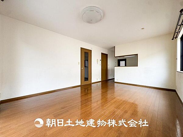 【リビング】開放的で明るい空間が広がるLDK。リビングには暖かな太陽が降り注ぎ、爽やかな住空間です。お友達を呼んでお茶をしたり、一緒に料理を楽しみながら楽しい時間を。