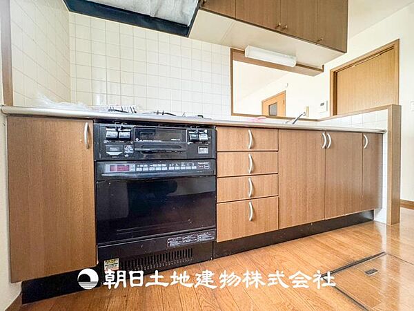 【キッチン】住宅の主役でもあり、日常生活を過ごす上で重要な水回りでもあるからこそ機能性・デザイン性に拘りました。お掃除のしやすいシステムキッチンを設置しました。