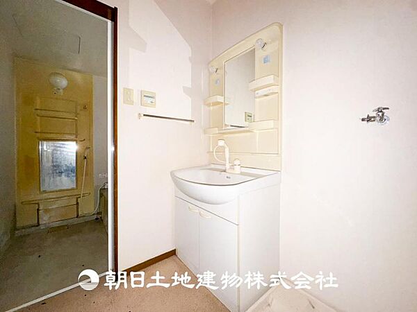 【洗面化粧台】慌ただしい1日が始まり、充実した1日の終わりを締めくくる洗面所。快適に過ごせることはもちろん、収納や機能性を兼ね備えた洗面化粧台です。