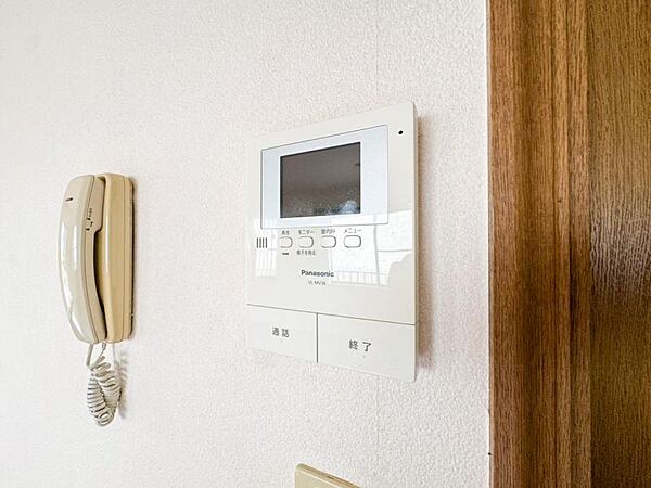 【モニター付きインターホン】訪問者の確認が出来るので、セキュリティ対策にも最適のモニター付きインターホン。