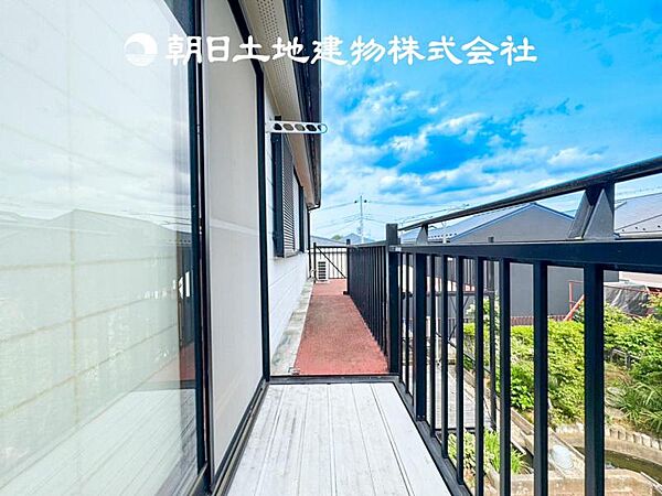 【バルコニー】温かい太陽を感じる事ができるのは、目の前に遮るものが無いから。彼方に広がる風景が絵画のように広がります。