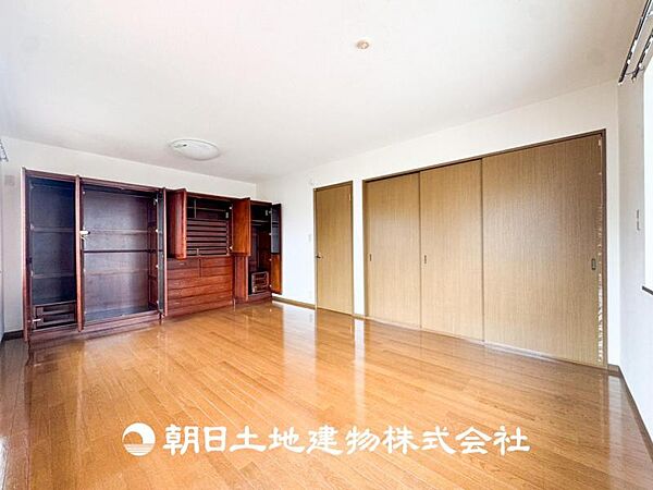 【居室】爽やかな空間演出とセンス良く纏められた室内は良質な寛ぎ空間。そこで暮らす大切な人達のことを考え造りこんだ空間は日々の生活に安らぎを与えてくれます。