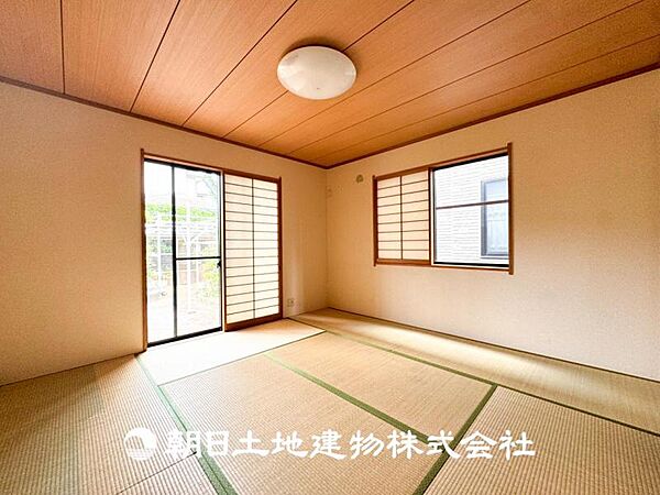 【和室】和室があることで落ち着きと癒しの空間が生まれます。来客時の客室としても利用できますし、お子様のプレイルームやお昼寝にも良いお部屋です。