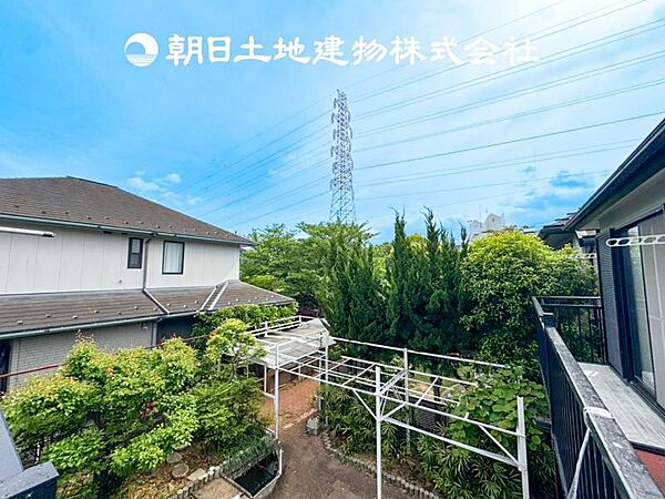 【眺望】目の前に手を伸ばせば、触ることが出来そうな環境が、そのままインテリアになったような印象です。その豊かな眺望にふさわしい空間には、通風・採光にも優れ、心地よい光と風があふれています。