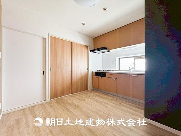 【リビング】リビングにはみんなが集い、食事や楽しい会話が始まる。話に夢中になりすぎて、ついつい時を忘れてしまう。そんな束の間の幸せを感じさせてくれる場所。