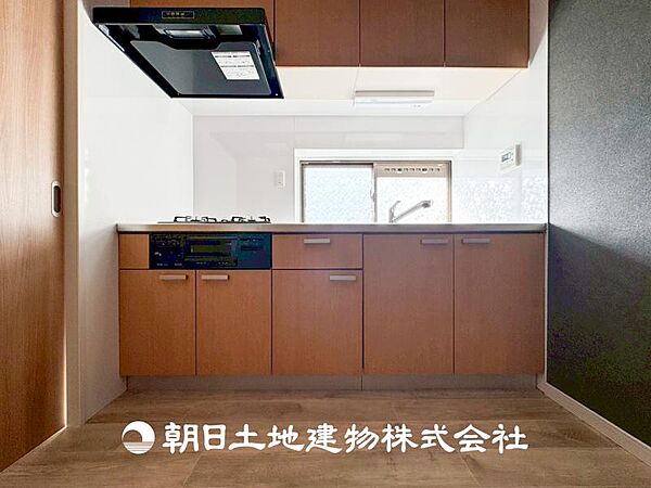 【キッチン】住宅の主役でもあり、日常生活を過ごす上で重要な水回りでもあるからこそ機能性・デザイン性に拘りました。お掃除のしやすいシステムキッチンを設置しました。