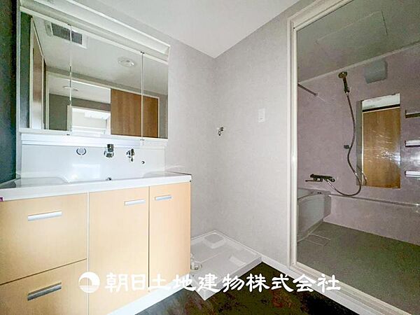 【洗面化粧台】慌ただしい1日が始まり、充実した1日の終わりを締めくくる洗面所。快適に過ごせることはもちろん、収納や機能性を兼ね備えた洗面化粧台です。