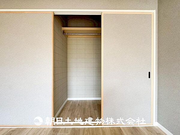 【収納】シンプルかつ洗練されたデザインの収納スペース。