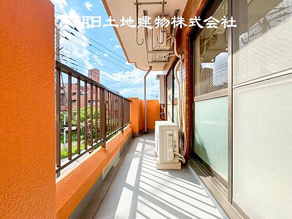 【バルコニー】温かい太陽を感じる事ができるのは、目の前に遮るものが無いから。彼方に広がる風景が絵画のように広がります。