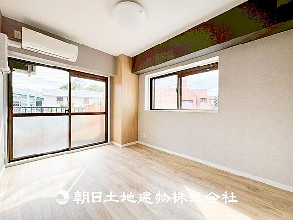 【居室】大切なご家族、招いた友人と過ごす大切な時間を差し込む光が優しく包み込む空間。大切な人とともに、心穏やかに過ごすひとときを味わってください。