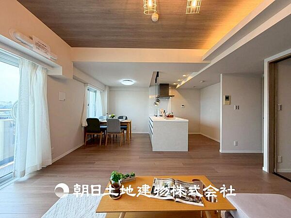 【リビング】大切なご家族、招いた友人と過ごすひと時を溢れる光が優しく包み込む空間。充実した住空間は心を豊かにします。