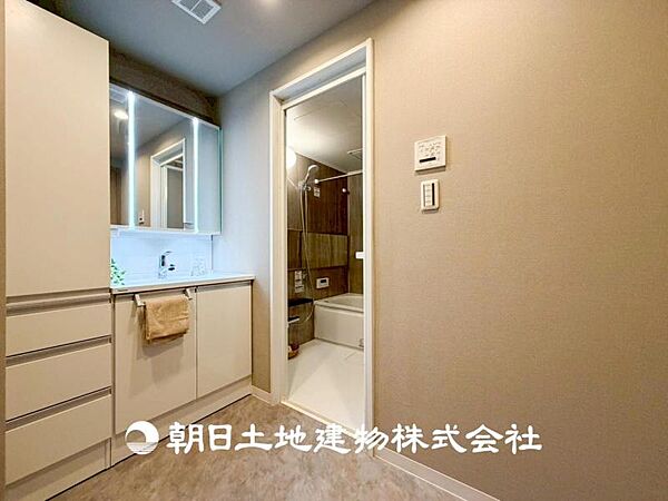 【洗面化粧台】落ち着いた清潔感のある空間は、身だしなみチェックや肌のお手入れに最適です。収納も十分でゆとりを持たせます。
