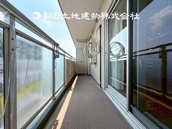 【バルコニー】温かい太陽を感じる事ができるのは、目の前に遮るものが無いから。彼方に広がる風景が絵画のように広がります。