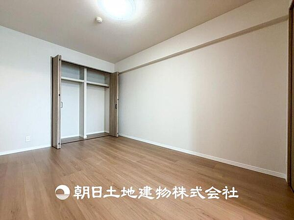 【居室】爽やかな空間演出とセンス良く纏められた室内は良質な寛ぎ空間。そこで暮らす大切な人達のことを考え造りこんだ空間は日々の生活に安らぎを与えてくれます。