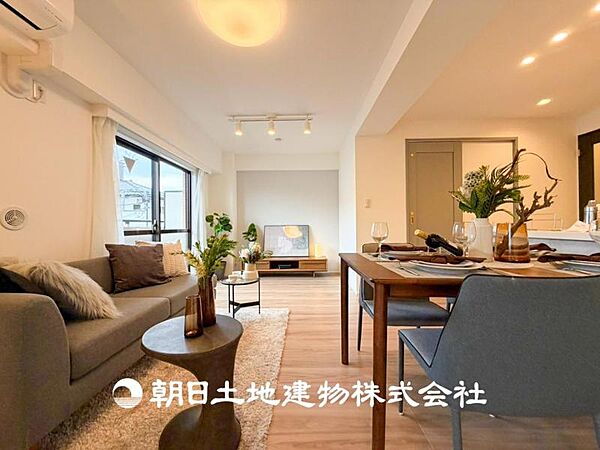 【ダイニング】温かい色合いのフローリングと清々しい爽やかなクロスが明るい空間を創り出しているダイニングキッチン。ゆっくりと過ごす空間に相応しく、ここで楽しむ時間が家族や友人との絆をより深めてくれそうで
