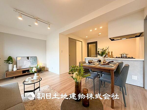 【リビング】1日の中で最も長い時間を過ごすことになるリビングだからこそ、いつも笑顔があふれる空間であるように。広々とした空間から幸せな未来を。1日の中で最も長い時間を過ごすリビングは、笑顔があふれる空