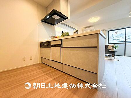 【キッチン】シンプルで使いやすいデザインにこだわったキッチン。プライベートスペースを彩るインテリアとしての美しさと、快適な日常を支える機能性と強さがひとつになった自慢のキッチンです。