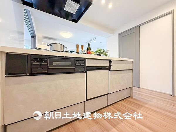 【キッチン】仲良しなご夫婦、お子様、みんなでお料理ができる程の贅沢なスペースを実現したキッチンとなっております。みんなで作った料理を召し上がりながらの会話は盛り上がること間違いなしです。