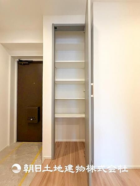 【収納】部屋ごとに設けた収納は住みやすさへのこだわりがあります。シンプルで使いやすい収納スペース。