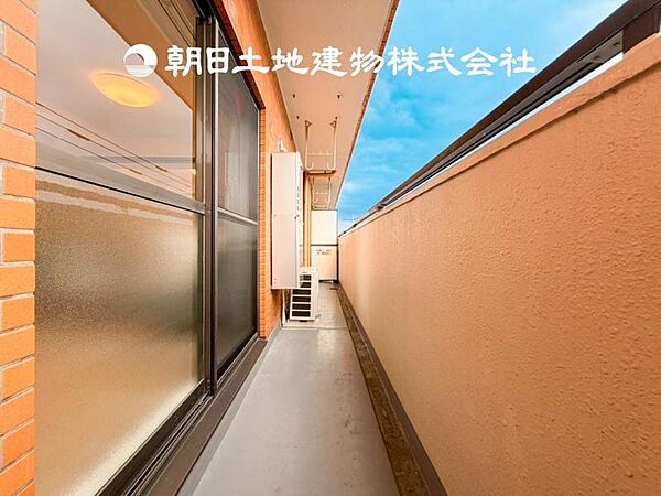 【バルコニー】広々としたバルコニースペース。日々のお洗濯もはかどります。陽当たりの良いバルコニー。お洗濯も良く乾きます。