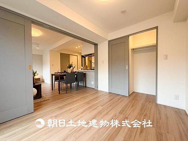 【居室】爽やかな空間演出とセンス良く纏められた室内は良質な寛ぎ空間。そこで暮らす大切な人達のことを考え造りこんだ空間は日々の生活に安らぎを与えてくれます。