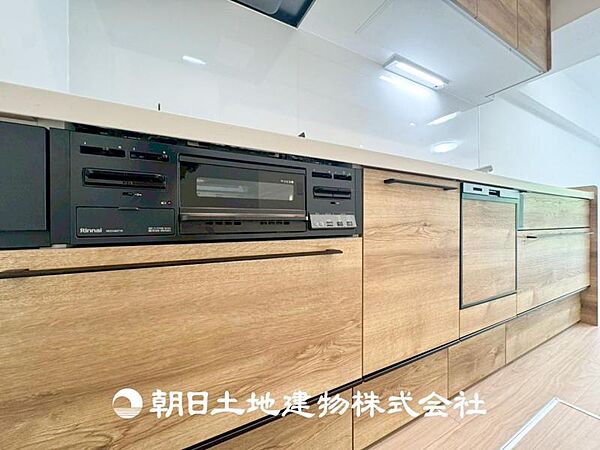 【キッチン】住宅の主役でもあり、日常生活を過ごす上で重要な水回りでもあるからこそ機能性・デザイン性に拘りました。お掃除のしやすいシステムキッチンを設置しました。