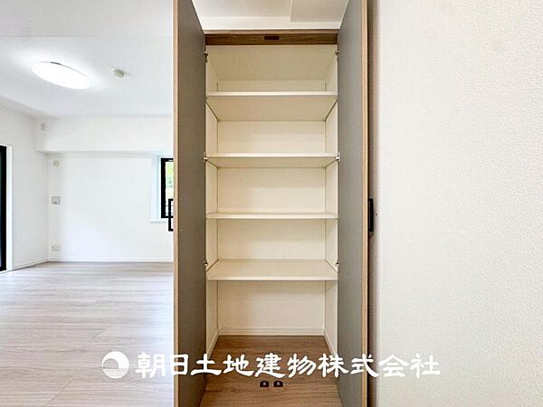【収納】スペースを活かした便利な隙間収納です。